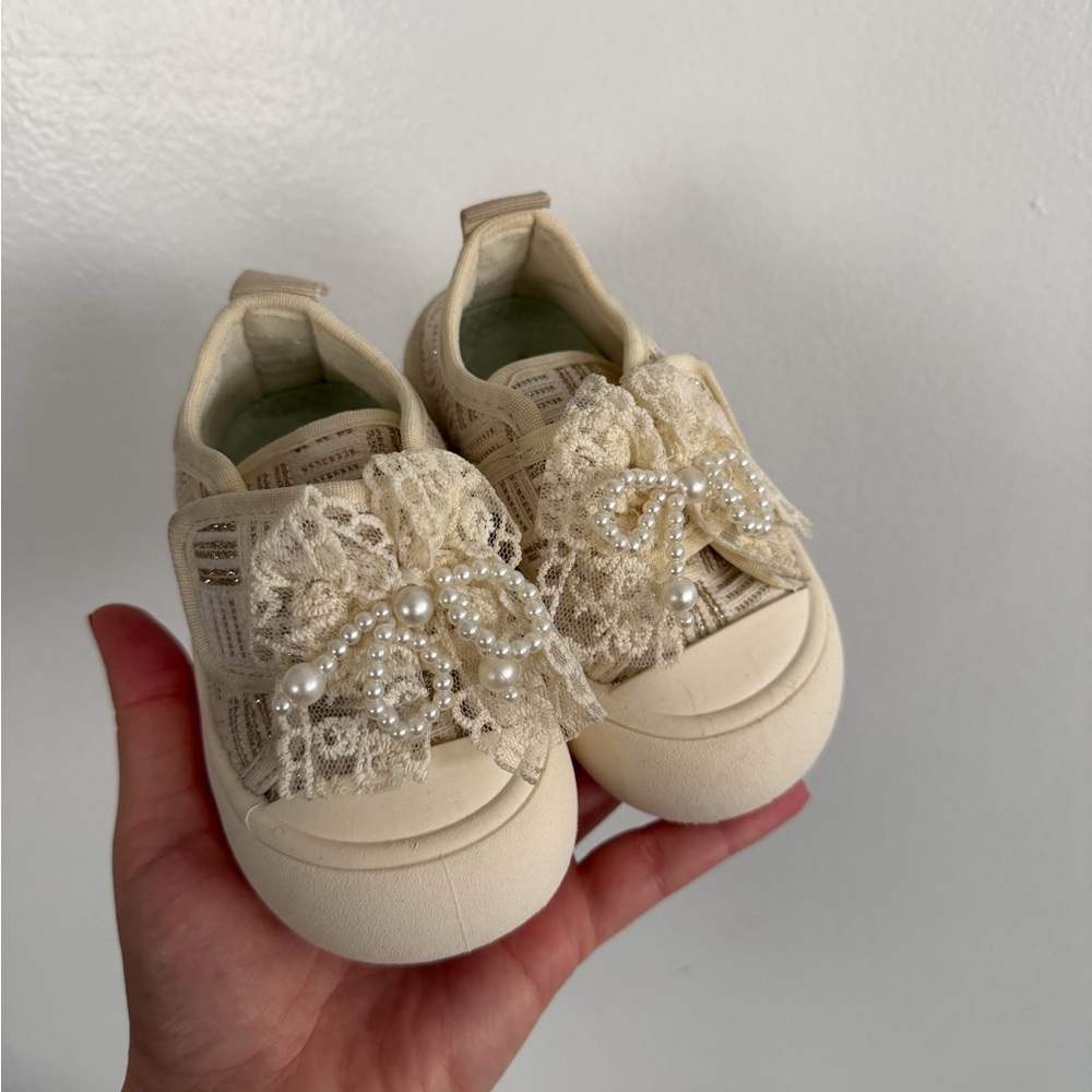Elegant Cream Kids Shoes with Lace and Pearls